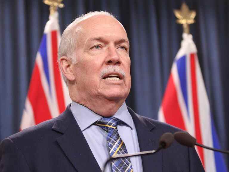 Du fumier frais déversé au bureau communautaire du premier ministre Horgan de la Colombie-Britannique, selon la police