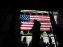 Les gens marchent à la Bourse de New York (NYSE) le 23 mai à New York.