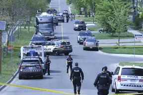 Un homme armé d'un fusil a été abattu par la police dans le secteur d'East Ave et de Lawrence le jeudi 26 mai 2022. Veronica Henri/Toronto Sun/Postmedia Network