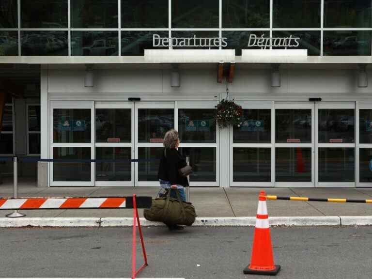 Fermeture de l’aéroport de Victoria provoquée par des grenades inertes, accusation de méfait attendue: GRC