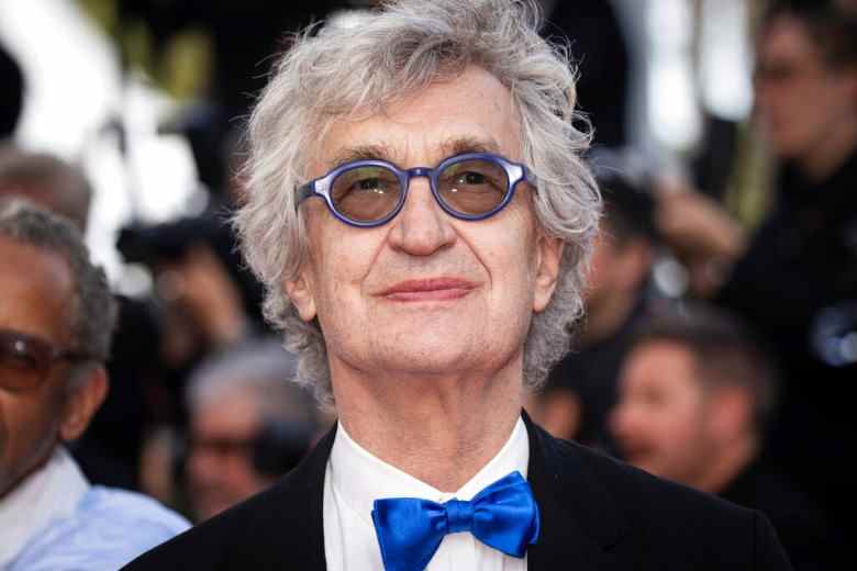 Wim Wenders pose pour les photographes à son arrivée à la célébration du 75e anniversaire du festival de Cannes et à la première du film « The Innocent » au 75e festival international du film, Cannes, dans le sud de la France, le mardi 24 mai 2022. (Photo de Vianney Le Caer/Invision/AP)