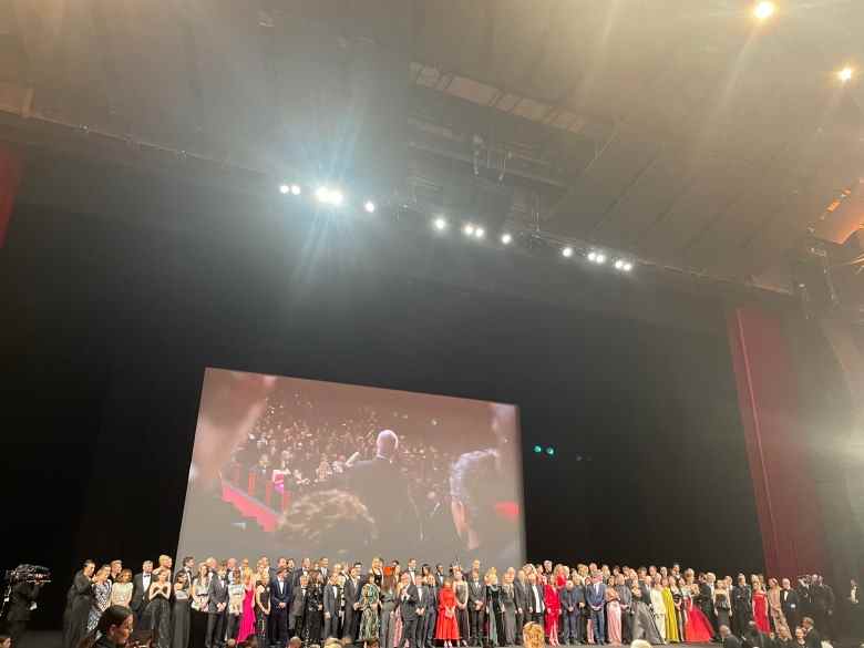 À la soirée déroutante du 75e anniversaire de Cannes, García Bernal et Del Toro se sont mis à chanter et ont sauvé la mise
