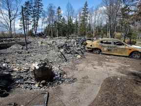 Une propriété détruite par le feu enregistrée au nom du tueur de masse de la Nouvelle-Écosse à Portapique, N.-É., le 8 mai 2020.