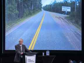 L'avocat de la Commission, Roger Burrill, montre une photo montrant le tronçon de Plains Road où Heather O'Brien et Kristen Beaton ont été assassinées, lors de l'enquête de la Mass Casualty Commission à Halifax le 31 mars 2022.