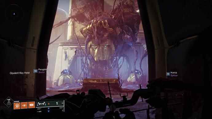 La grande statue dorée des Royal Pools dans Destiny 2 Season of the Haunted