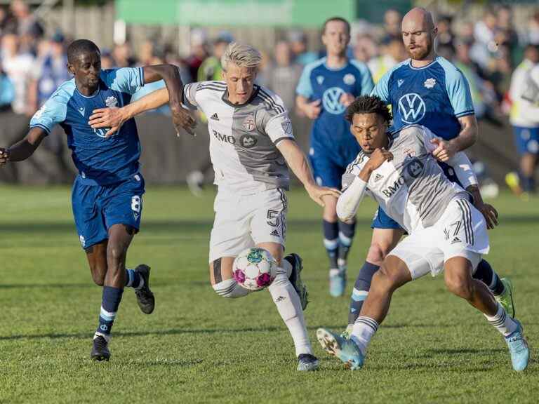 Jonathan Osorio du Toronto FC revient alors que le Toronto FC bat les Halifax Wanderers