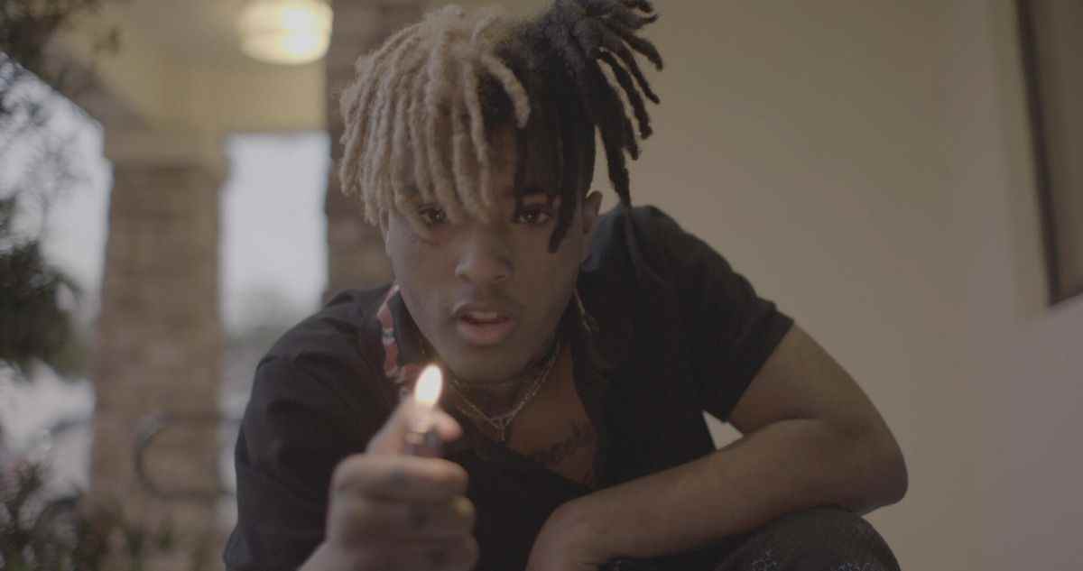 Jahseh Onfroy (également connu sous le nom de XXXTENTACION) tenant un briquet dans le documentaire de 2022 Look at Me: XXXTentacion.