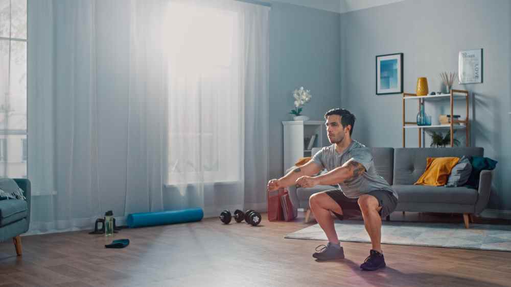 une photo d'un homme faisant un squat de poids corporel