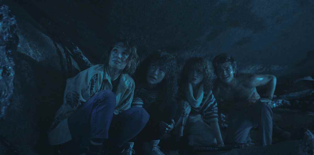 Robin, Eddie, Nancy et Steve accroupis dans Upside Down