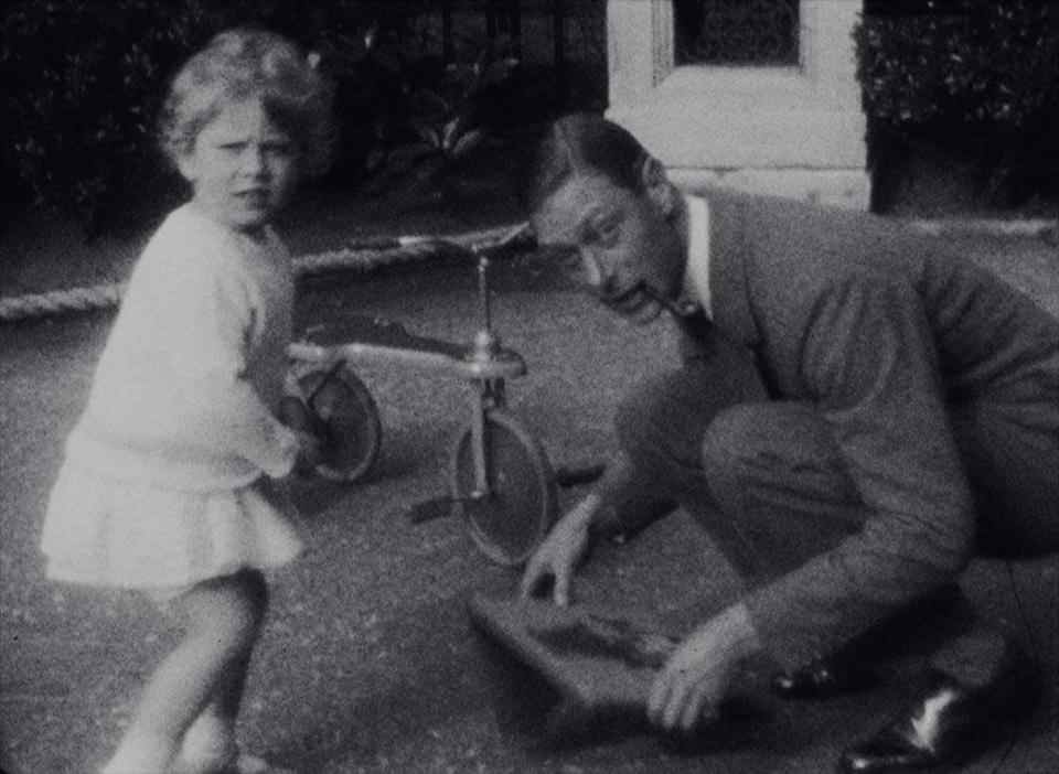 La princesse Elizabeth et son père, alors duc d'York, dans le jardin de leur maison au 145 Piccadilly 1930 (BBC/PA)