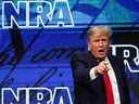 L'ancien président américain Donald Trump fait des gestes lors de la convention annuelle de la National Rifle Association (NRA) à Houston, Texas, le 27 mai 2022.