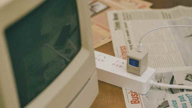 Ce chargeur iPhone a la forme d’un adorable Macintosh miniature