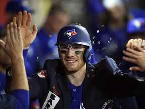 Danny Jansen des Blue Jays de Toronto est inondé de graines de tournesol dans la pirogue alors qu'il célèbre son home run en solo contre les Angels de Los Angeles lors de la neuvième manche au Angel Stadium le 26 mai 2022 à Anaheim.