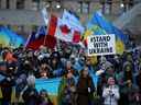 Les gens assistent à une veillée aux chandelles pour l'Ukraine le samedi saint orthodoxe, au Nathan Phillips Square à Toronto, Ontario, Canada le 23 avril 2022. REUTERS/Carlos Osorio