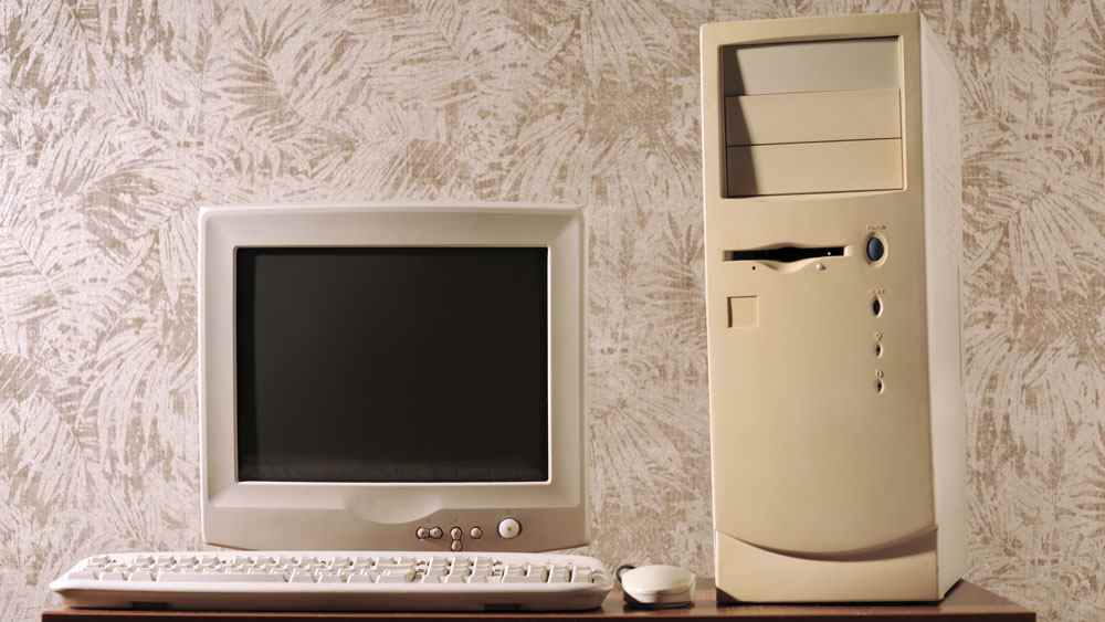 Ordinateur avec clavier et souris par CPU sur une table en bois contre le mur