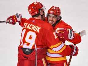 Matthew Tkachuk félicite Johnny Gaudreau pour son but vainqueur en prolongation contre les Stars de Dallas lors du septième match décisif de leur série éliminatoire de premier tour au Scotiabank Saddledome de Calgary le 15 mai 2022. Les deux attaquants sont des agents libres potentiels cet été.