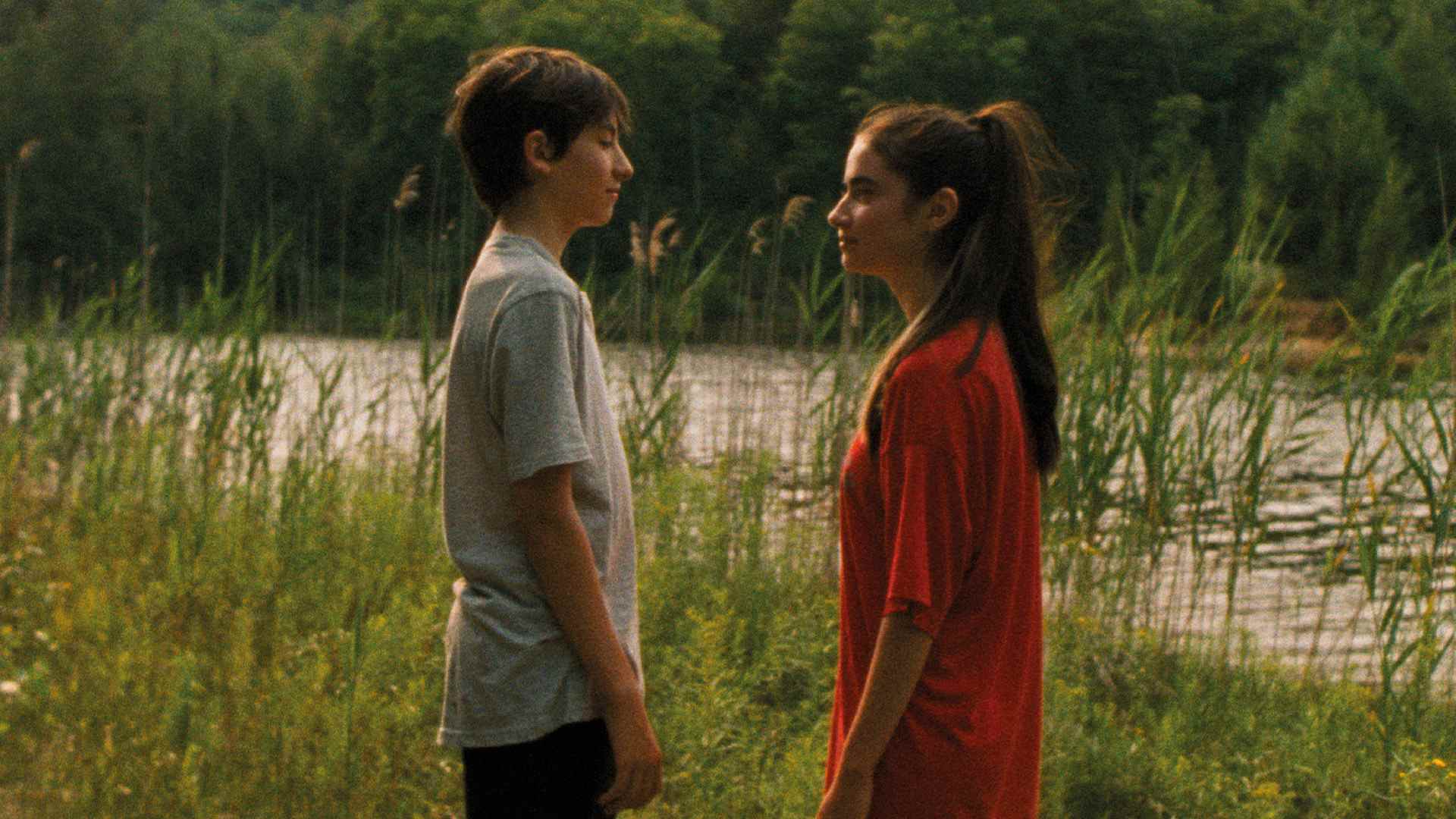 Joseph Engel et Sara Montpetit dans Falcon Lake