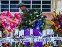 Un policier se tient près du mémorial de fortune pour les victimes de la fusillade devant l'école primaire Robb à Uvalde, Texas, le 28 mai 2022.