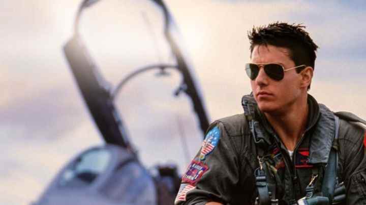 Maverick tournant à sa droite dans Top Gun.