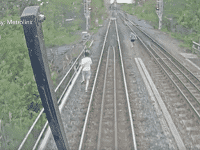 Une capture d'écran d'une vidéo publiée par Metrolinx de jeunes esquivant un train GO Transit le 20 mai 2022 à Etobicoke.