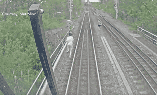 Une vidéo de GO Transit montre que les jeunes manquent de peu d’être heurtés par un train