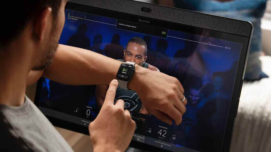 Quelqu'un associe une Apple Watch à une classe sur Peloton