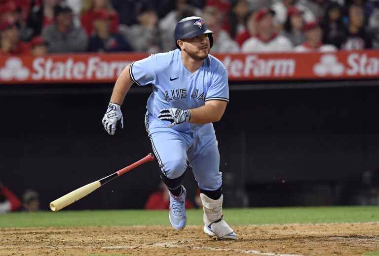 Les Blue Jays s’attaquent à nouveau à d’anciens coéquipiers lors d’une victoire tardive à Anaheim