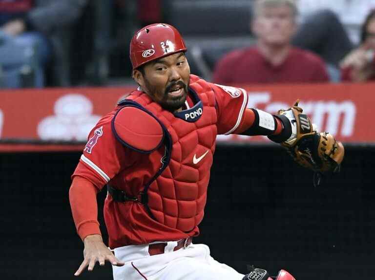 Kurt Suzuki des Angels souffre d’une blessure au cou après avoir été touché par un lancer, aidé hors du terrain