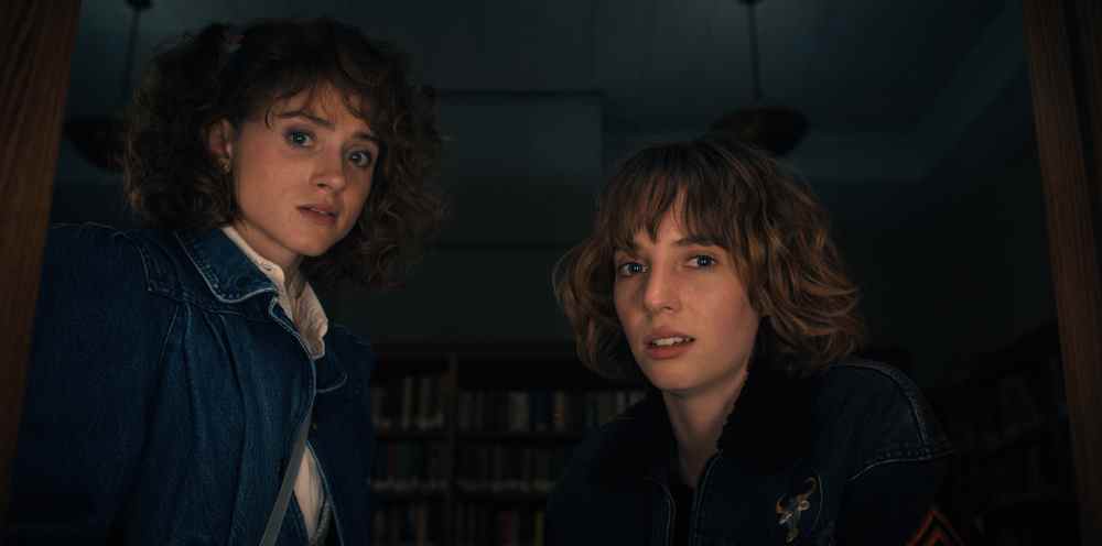 Natalia Dyer et Maya Hawke dans Stranger Things 4