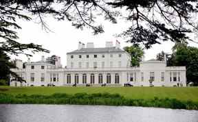 Une vue générale de Frogmore House à Home Park, le château de Windsor le 17 mai 2006 à Windsor, en Angleterre.  Frogmore House a été construite en 1680-1684 et est utilisée comme résidence royale depuis 1792, date à laquelle elle a été achetée par la reine Charlotte.  (Photo de Max Mumby/Indigo/Getty Images)