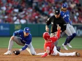 L'arrêt-court des Los Angeles Angels Andrew Velazquez (4) vole la deuxième base avant un lancer au joueur de deuxième but des Blue Jays de Toronto Cavan Biggio.