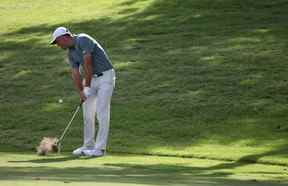 Scottie Scheffler, des États-Unis, joue un coup au 18e trou lors de la ronde finale du Charles Schwab Challenge au Colonial Country Club le 29 mai 2022 à Fort Worth, Texas.  (Photo de Tom Pennington/Getty Images)