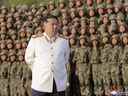 Le dirigeant nord-coréen Kim Jong Un rencontre des troupes démasquées qui ont participé au défilé militaire pour marquer le 90e anniversaire de la fondation de l'Armée révolutionnaire populaire coréenne, sur cette photo non datée publiée par l'Agence centrale de presse coréenne de Corée du Nord le 29 avril 2022. 