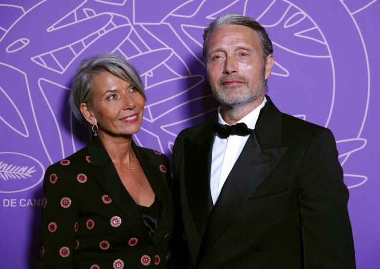 Hanne Jacobsen, à gauche, et Mads Mikkelsen posent pour les photographes à leur arrivée au dîner de célébration du 75e anniversaire du festival international du film de Cannes, Cannes, dans le sud de la France, le mardi 24 mai 2022. (Photo de Vianney Le Caer/Invision/AP)