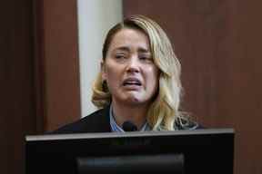 Amber Heard témoigne dans la salle d'audience du tribunal de circuit du comté de Fairfax à Fairfax, en Virginie, le mercredi 4 mai 2022.