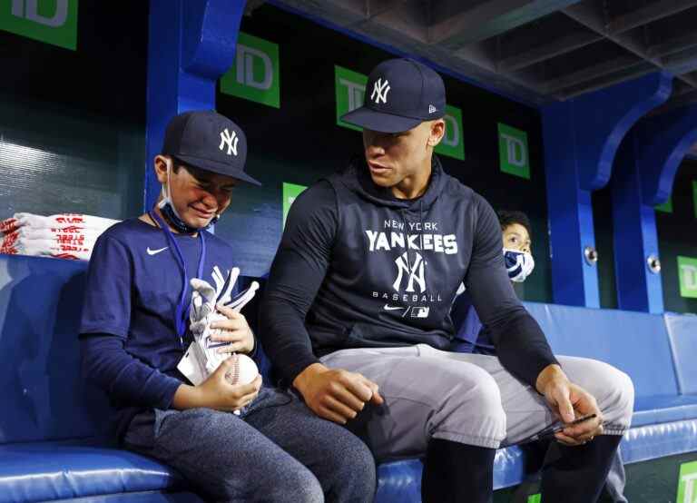 AVOIR UNE BALLE: la star des Yankees, Aaron Judge, rencontre un jeune fan doué pour le baseball