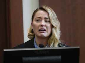 Amber Heard témoigne dans la salle d'audience du tribunal de circuit du comté de Fairfax à Fairfax, en Virginie, le mercredi 4 mai 2022.