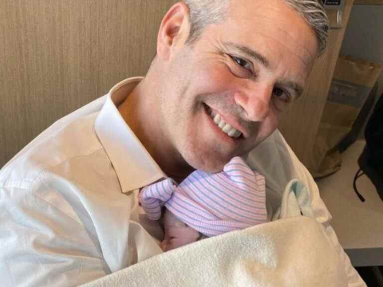 Andy Cohen accueille une petite fille par mère porteuse