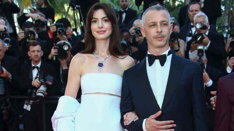 Anne Hathaway et James Gray se déchirent lors d'une standing ovation émouvante de sept minutes à Cannes pour "Armageddon Time"
	
	
