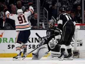 Evander Kane (91) des Oilers d'Edmonton célèbre son but devant Jonathan Quick (32) et Anze Kopitar (11) des Kings de Los Angeles dans le match 6 du premier tour des séries éliminatoires de la Coupe Stanley 2022 à Crypto.com Arena le 12 mai 2022, à Los Angeles.