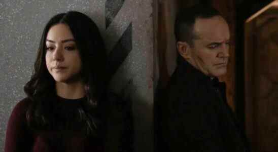 Après que Chloe Bennet ait laissé tomber une photo drôle et effrontée, ses agents du SHIELD Co-Star Clark Gregg ont répondu à son "piège à soif comique"