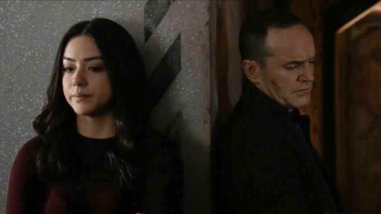 Après que Chloe Bennet ait laissé tomber une photo drôle et effrontée, ses agents du SHIELD Co-Star Clark Gregg ont répondu à son "piège à soif comique"
