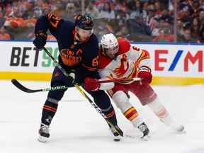 Connor McDavid # 97 des Oilers d'Edmonton est défendu par Chris Tanev # 8 des Flames de Calgary lors de la deuxième période du match 4 du deuxième tour des séries éliminatoires de la Coupe Stanley 2022 à Rogers Place le 24 mai 2022 à Edmonton, Canada.