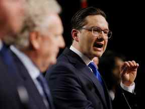 Le candidat Pierre Poilievre s'affronte avec Jean Charest lors du débat à la direction des conservateurs le 5 mai 2022. Poilievre ne tirera pas ses coups lors du prochain débat, disent les initiés de la campagne.