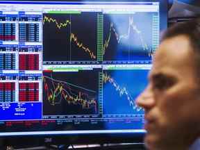 Un trader travaille sur le parquet de la Bourse de New York.