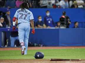 S'éloignant après un retrait au bâton, Vladimir Guerrero Jr. des Blue Jays n'a réussi qu'un seul coup de circuit en mai.  Les Jays, en tant qu'équipe, n'en ont que neuf.