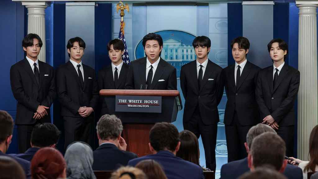 BTS délivre un message puissant contre les crimes de haine visant les Asiatiques lors d'un point de presse à la Maison Blanche
