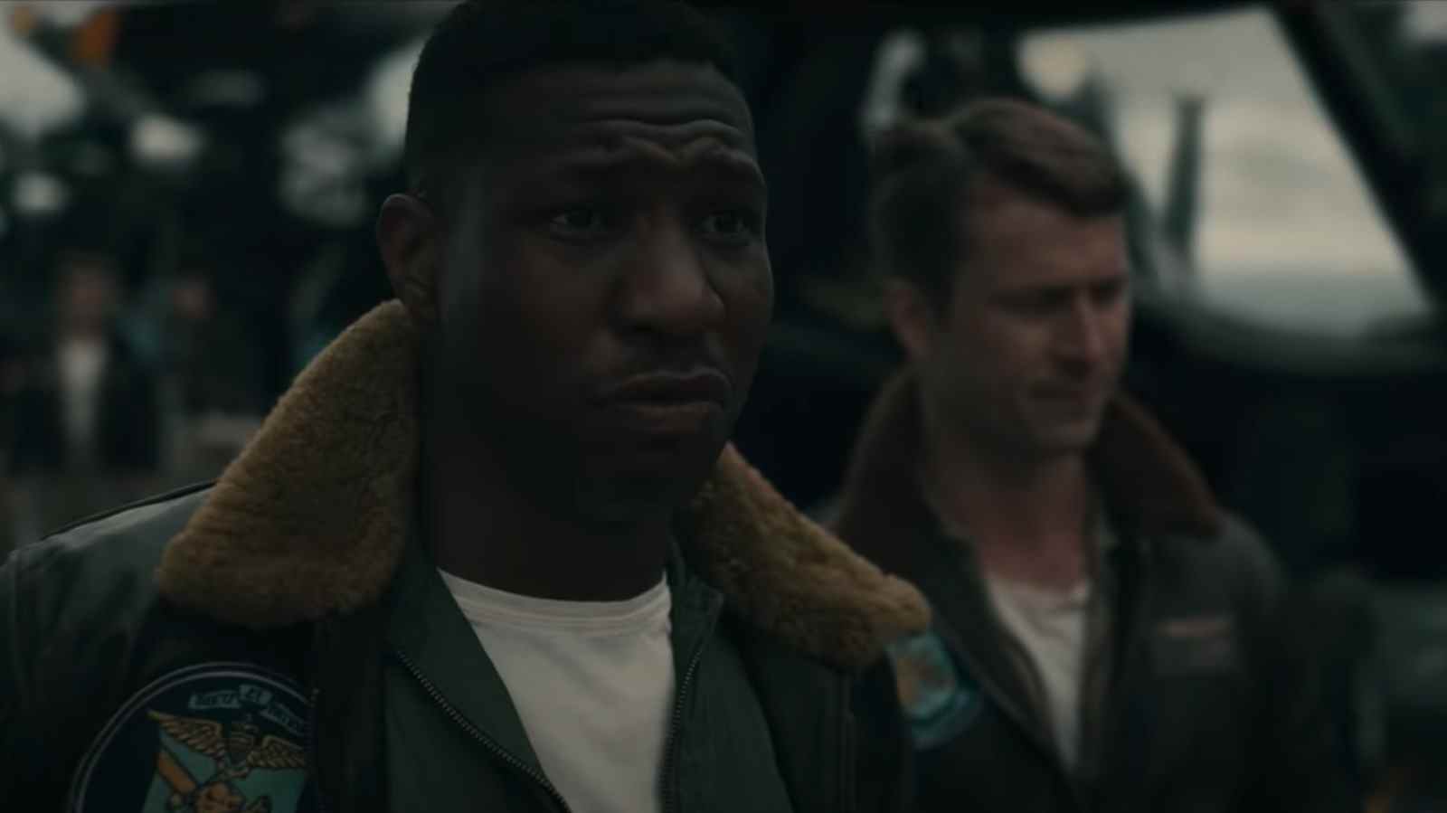 Bande-annonce Devotion : Jonathan Majors et Glen Powell sont des pilotes de marine pendant la guerre de Corée
