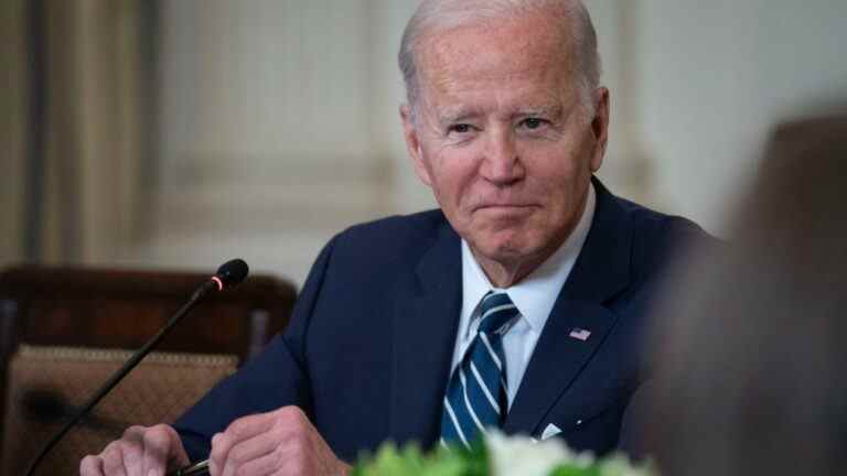 Biden fait rôtir Trump et lui-même au dîner des correspondants de la Maison Blanche
