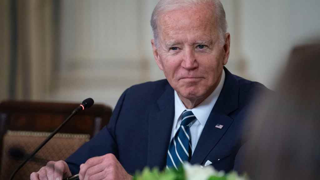 Biden fait rôtir Trump et lui-même au dîner des correspondants de la Maison Blanche
